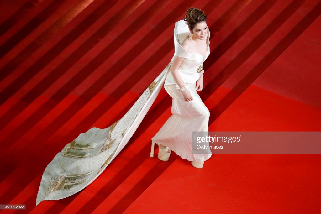 Lý Nhã Kỳ diện váy thêu quảng bá Vịnh Hạ Long trên thảm đỏ Cannes Lý Nhã Kỳ diện váy thêu quảng bá Vịnh Hạ Long trên thảm đỏ Cannes